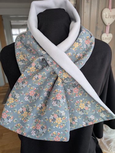 Keyhole scarf lined with - keyhole,